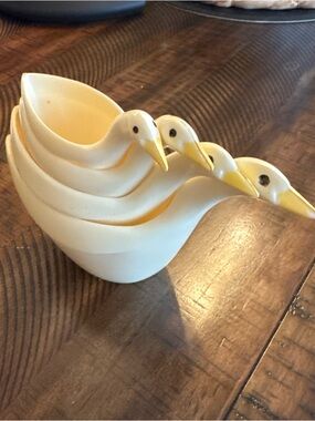 Vintage J.S.N.Y Goose Shaped plastic  Measuring Cup Set , Nesting, 4 Pieces
